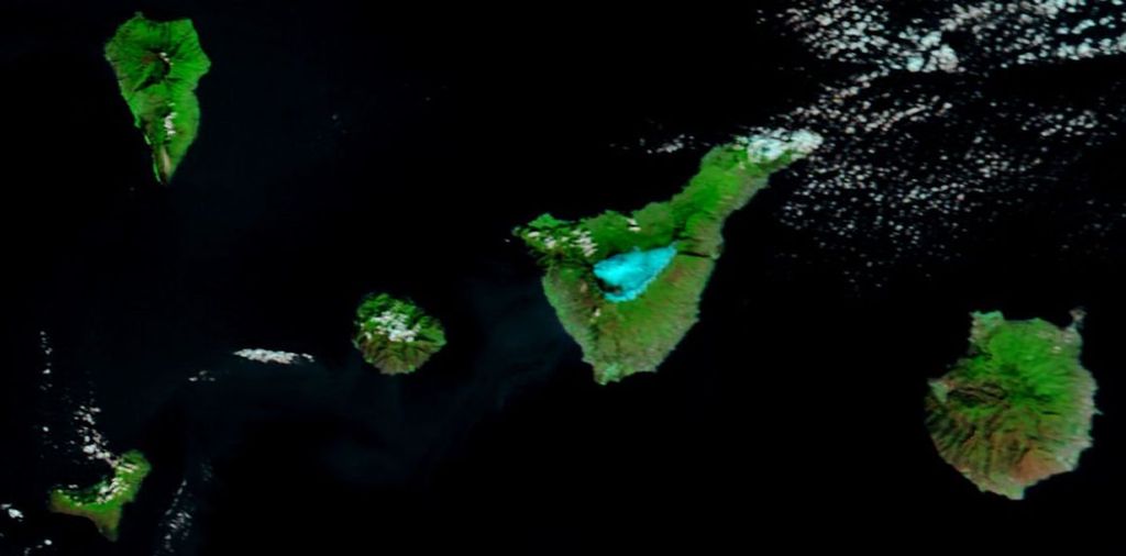 La Ram Te Pone A Pruebas: Estelas De… En Canarias Imagen del sensor MODIS en verdadero color. Destacar las zonas nevadas en el centro de Tenerife. Nubes en blanco, mar no contaminado en oscuro. Imagen a 250 m de resolución. Pulse para ampliar.Ídem que en caso anterior pero realzada: la nieve en celeste intenso y las zonas con detritus terrestres en azul turbio sobre el mar oscuro. Pulse para ampliar.