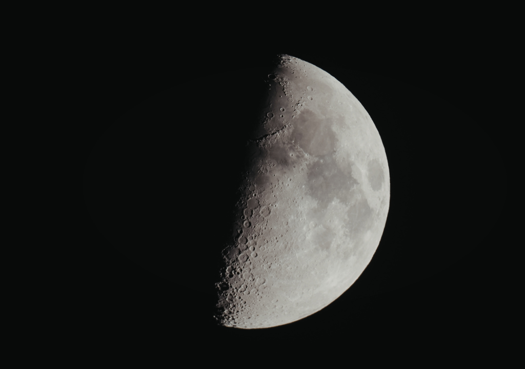 El terminador lunar: la franja donde la Luna “amanece” y “anochece”, revelando con mayor contraste sus cráteres y montañas.