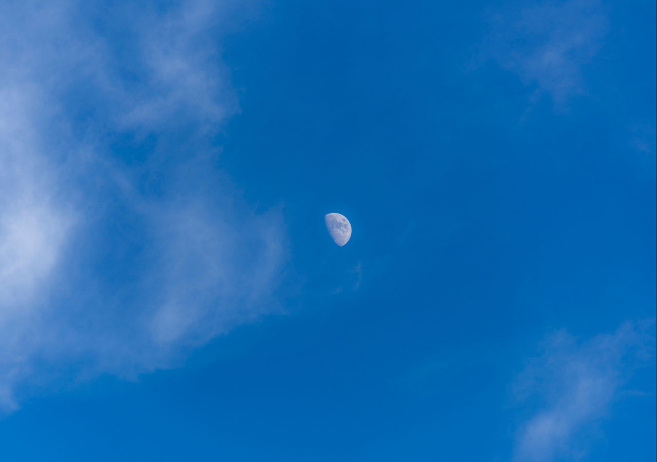 La razón por la que a veces vemos la Luna de día tiene una explicación ...