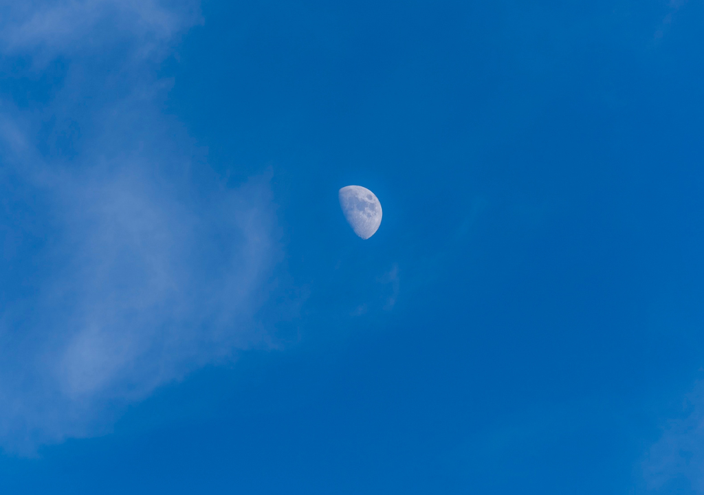 La Luna destacándose en un cielo diurno: un fenómeno común cuando su brillo vence la luminosidad del día.