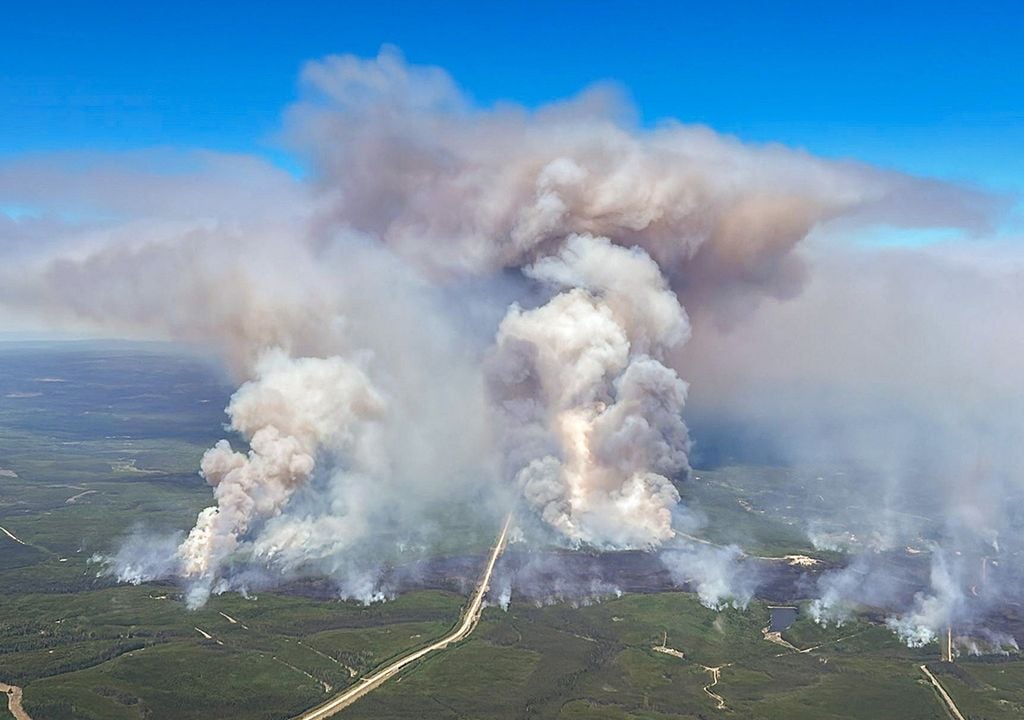 Los incendios forestales liberan humo y gases que alteran la química atmosférica, aumentando el metano y acelerando el calentamiento global, según estudios recientes de científicos chinos..