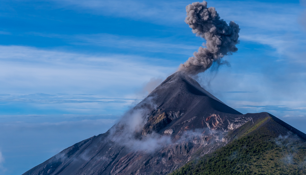 vulcanologia; Guatemala; ceniza; Tierra El volcán de Fuego alcanza unos 3,763 metros de altura y está unido al volcán Acatenango, formando juntos un complejo volcánico.
