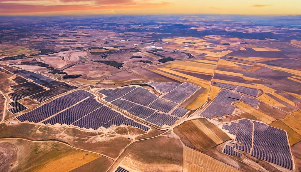 Vista aérea de un parque solar en Belinchón, en la provincia manchega de Cuenca.