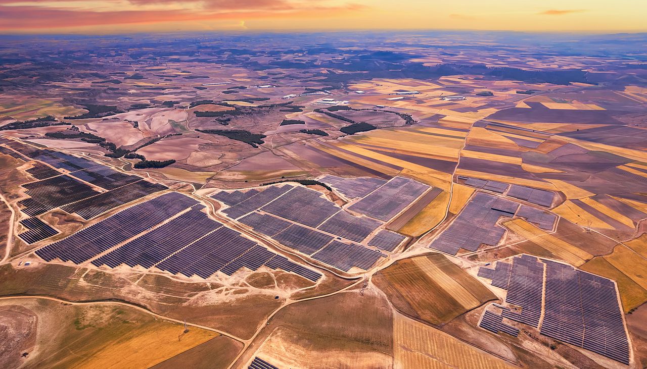 Vista aérea de un parque solar en Belinchón, en la provincia manchega de Cuenca.