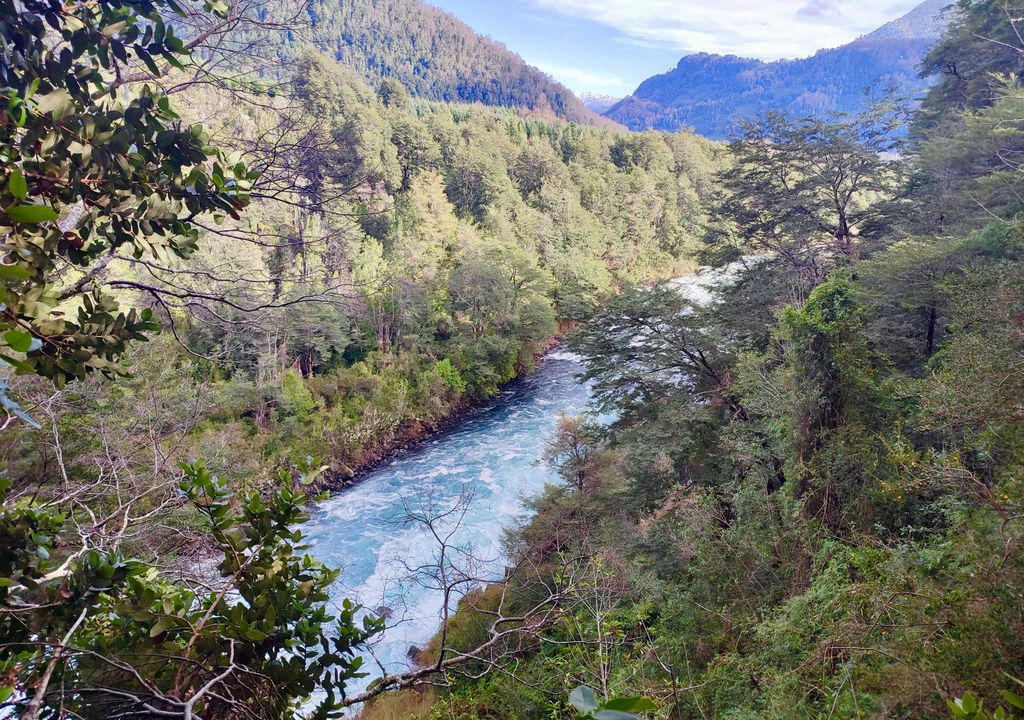 Vistas al Río Fuy desde el sendero Saltos del Llallalco. Vistas al Río Fuy desde el sendero Saltos del Llallalco.