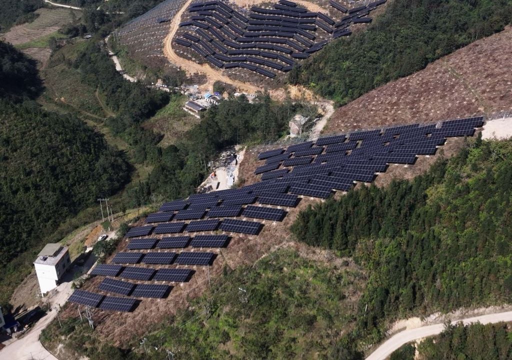 Paneles que devuelven vida al desierto, pero que también desplazan plantaciones centenarias de té: la transición energética no está exenta de costos.