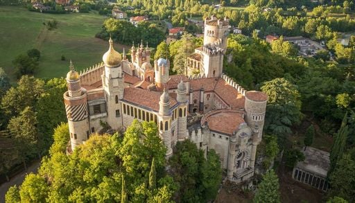 La Rocchetta Mattei: storia di un nobile eccentrico, dell&rsquo;elettromeopatia e di un curioso legame con Dostoevskij