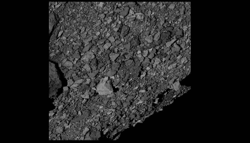 Bennu Questa immagine ravvicinata della superficie dell'asteroide Bennu mostra come non si tratti di una roccia compatta, ma piuttosto un agglomerato poco compatto di frammenti. Credit: NASA