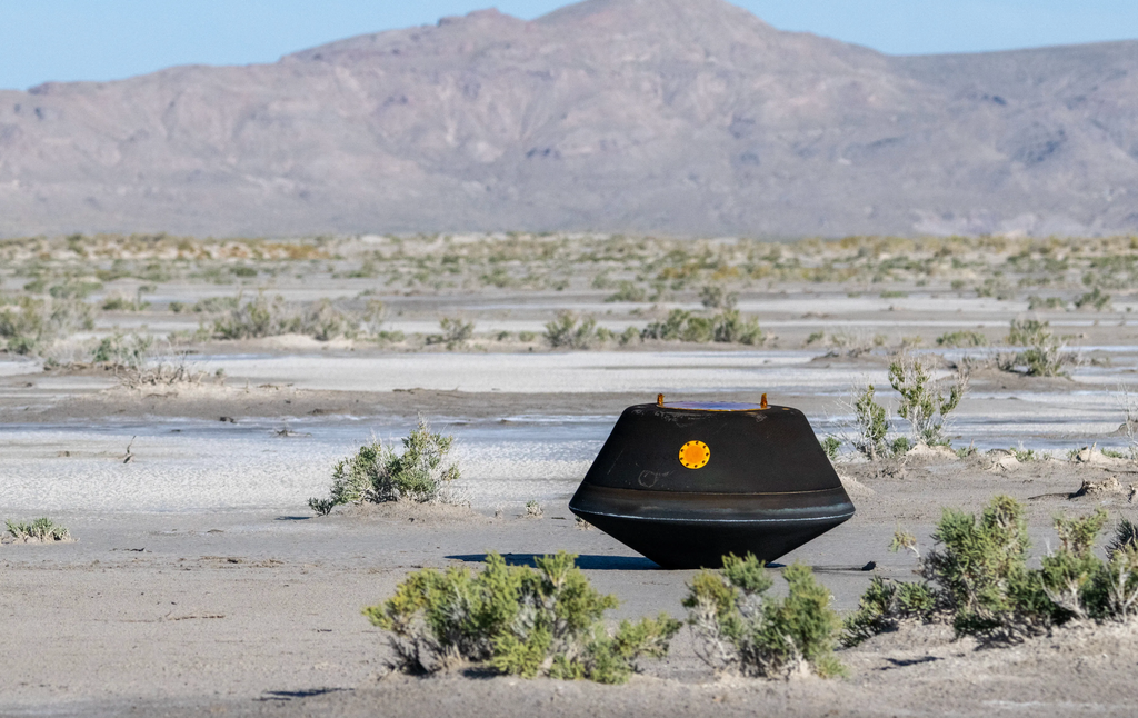 orisis-rex La capsula dell'OSIRIS-REx subito dopo l'atterraggio nel deserto. In essa il prezioso campione dell'asteroide Bennu. Credit: NASA
