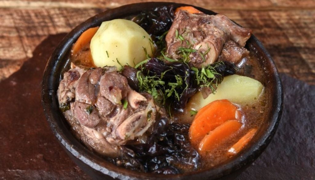 Un plato de esos que abrigan, la cazuela de cordero con luche mezcla sabores intensos pero a la vez simples. Foto: Academia Gastronómica de Chile.