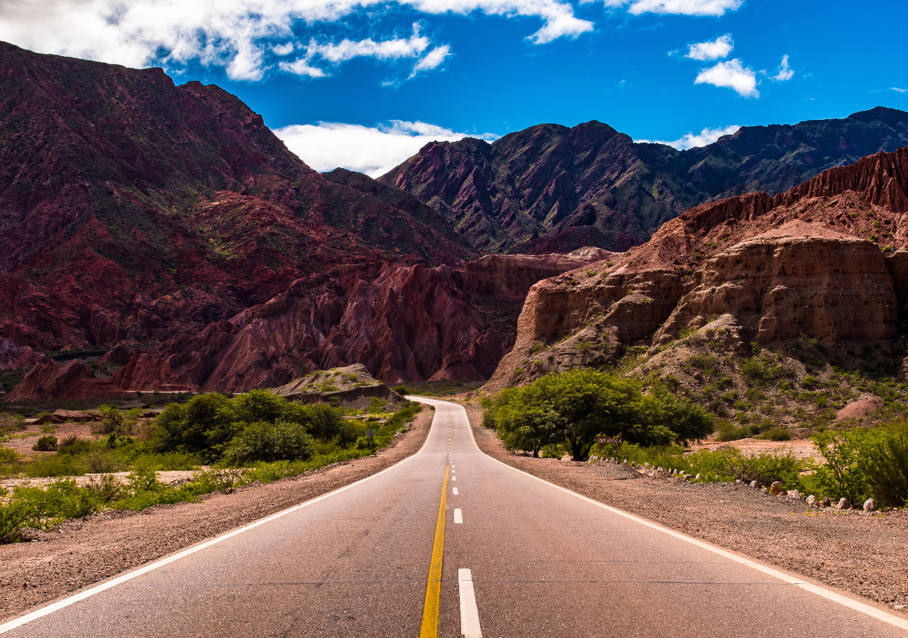 La Ruta Nacional 68 vincula la ciudad de Salta con Cafayate, y ofrece psotales soñadas.