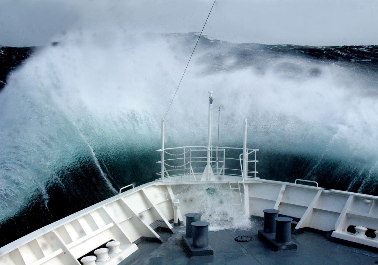 La escala de Beaufort clasifica la intensidad del viento en 12 grados (de 0 a 12), donde cada grado corresponde a una velocidad aproximada del viento y a efectos específicos observables.
