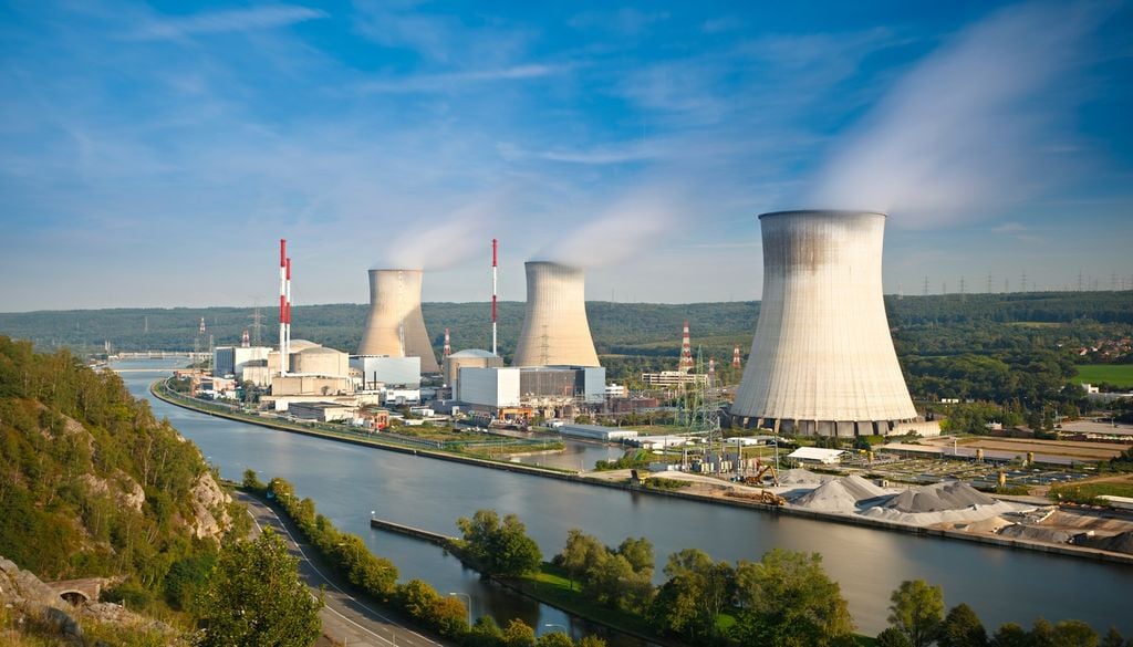Centrale nucléaire Les centrales nucléaires ont besoin d'importants volumes d'eau pour assurer leur refroidissement. Lors des épisodes de fortes chaleurs et de faibles débits des fleuves, leur production peut être ponctuellement limitée afin de préserver les milieux aquatiques.