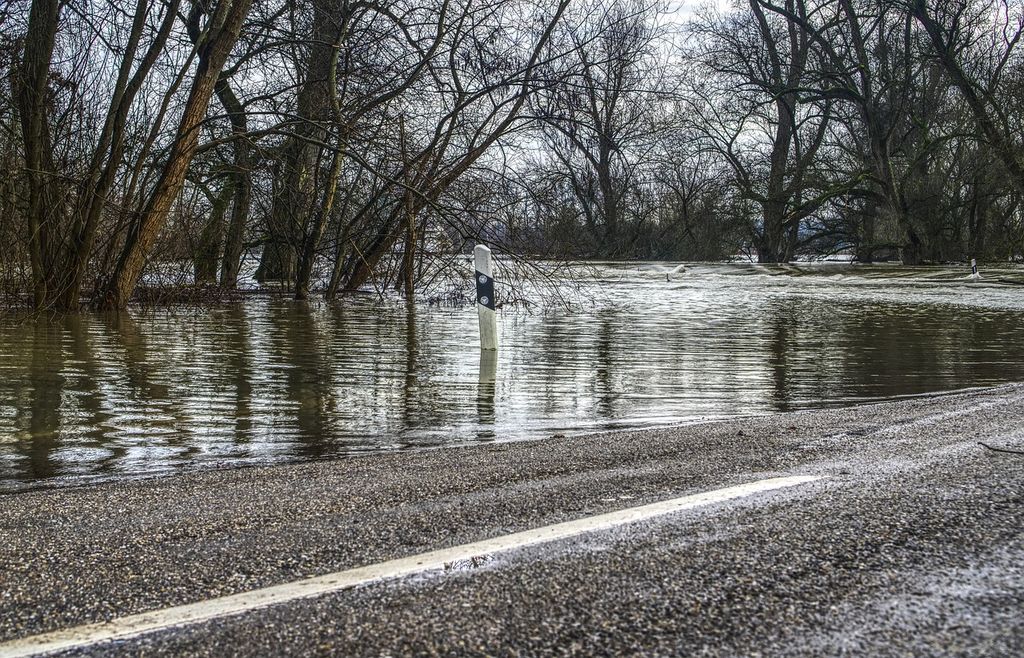 Débordements et inondations en France en raison des fortes pluies. Débordements et inondations en France en raison des fortes pluies.