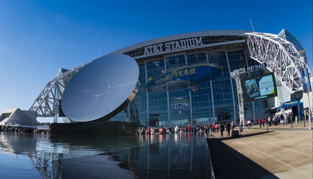 Afuera del Dallas Stadium, el calor texano de junio es asfixiante Afuera del Dallas Stadium, el calor texano de junio es asfixiante, por fortuna tiene techo y un gran sistema de climatización