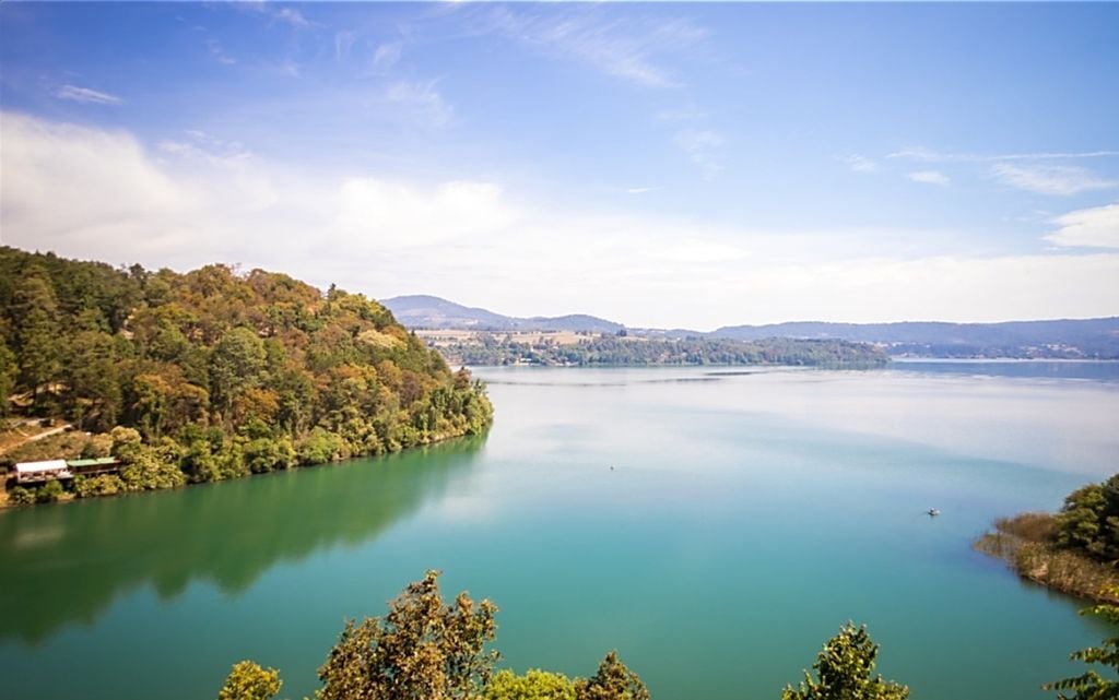 Se cuentan muchas leyendas del precioso Lago de Zirahuén. Imagen tomada de Gobierno de México.