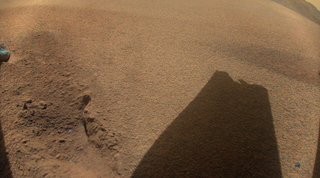 La sombra de la pala del rotor dañada del Ingenuity sobre la superficie de Marte