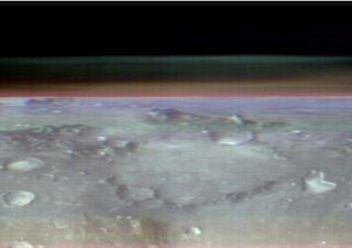 La sonda Mars Odyssey de la NASA capta un volcán rodeado de nubes de hielo de agua en Marte