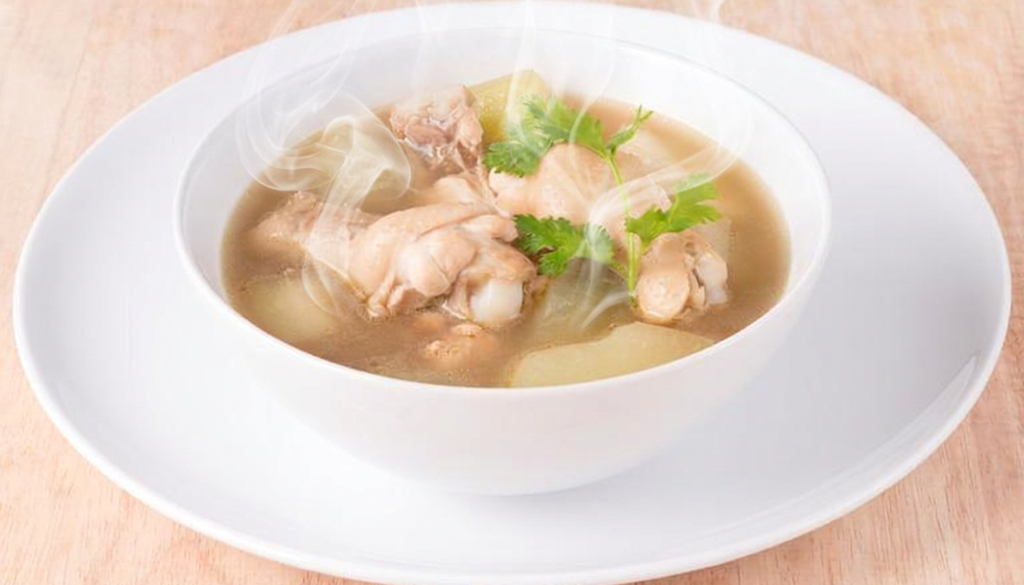 La sopa de pollo caliente aporta líquidos y nutrientes que pueden favorecer la hidratación durante cuadros respiratorios. Además, su vapor podría aliviar temporalmente la congestión nasal y facilitar la respiración.