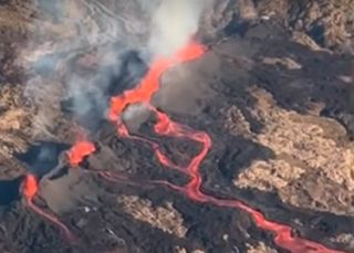 La spettacolare eruzione del Piton de la Fournaise: ecco i video