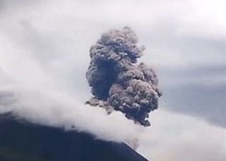 Il video della spettacolare esplosione del Sakurajima, il vulcano gemello del Vesuvio 
