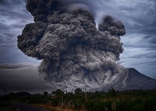 La spettacolare eruzione del vulcano Sinabung