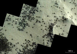 Misteriosi “ragni neri” osservati su Marte dalla sonda ExoMars: cosa sono queste strane strutture?