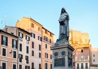 La misteriosa statua nel cuore di Roma che lancia ogni giorno un messaggio verso il Vaticano