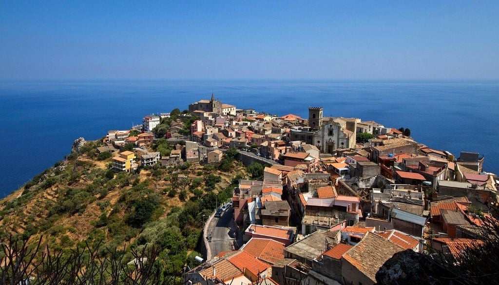 L'abitato di Forza d'Agrò ripreso dall'alto. Fonte immagine wikipedia.