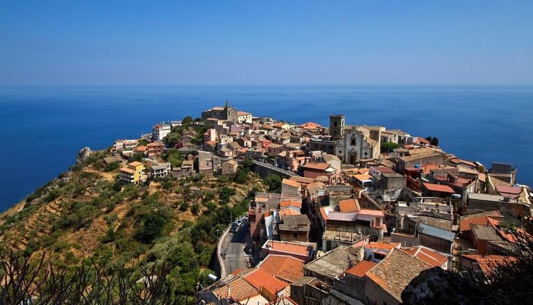 La storia del borgo medievale siciliano che da secoli resiste ai grandi terremoti, ecco il suo segreto