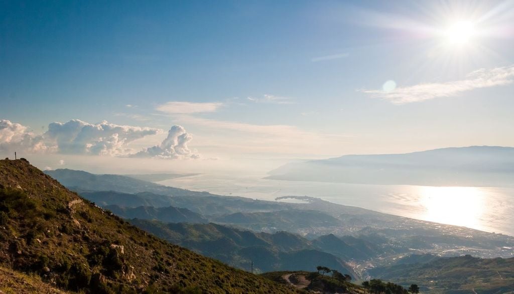 L'area dello Stretto di Messina rimane una delle zone a più alta sismicità del Mediterraneo.