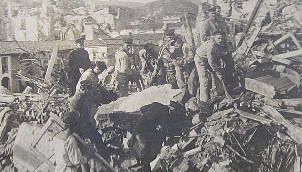 Le macerie di Messina dopo il terremoto del 28 dicembre 1908. Fonte immagine Wikipedia.