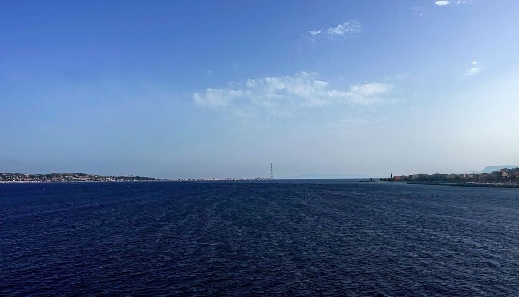 Panoramica dello Stretto di Messina nella sua parte centrale, fra le due sponde.