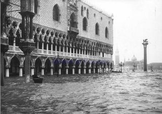 La storica acqua alta del novembre 1966 a Venezia