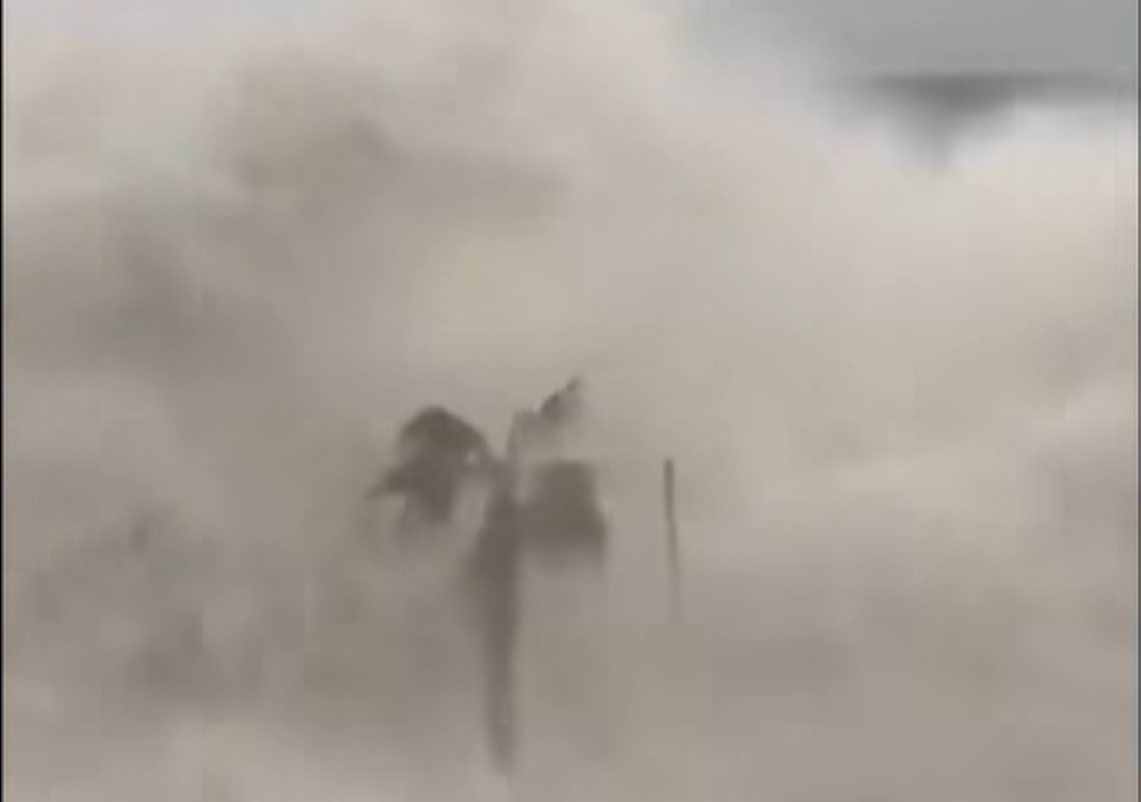 marejada Este es el efecto de las gigantescas olas, dotadas de una fuerte energía cinética, que azotaron la costa de Letojanni, en la zona jónica de Messina.