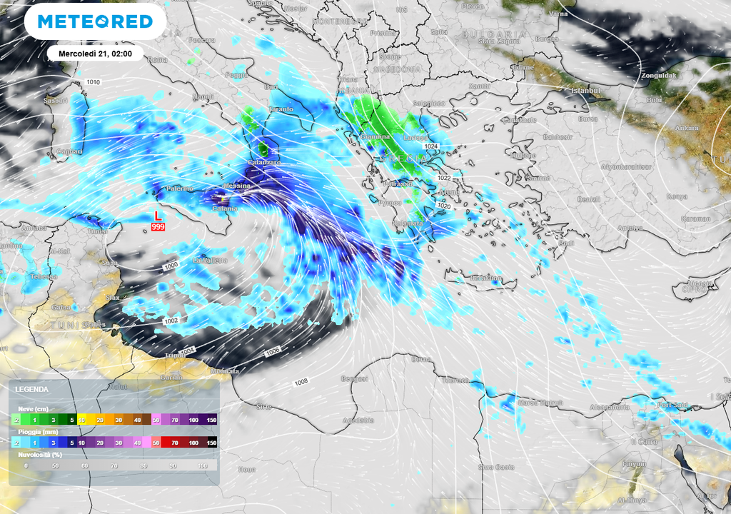 Il ciclone Harry alla mezzanotte di mercoledì 21 gennaio 2026 posizionato poco a sud della Sicilia. Si notano le isobare strette e allungate dallo Ionio alla Sicilia, che indicano l'area di estensione dei venti fortissimi di Levante.