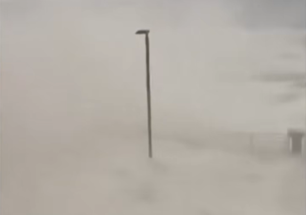 Ecco l'effetto delle potentissime ondate che si sono abbattute sul litorale ionico della Sicilia a partire dal pomeriggio di ieri. Immagini davvero impressionanti.