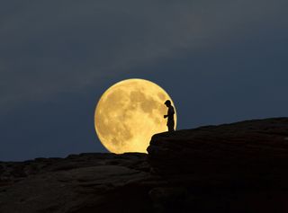 La Superluna del Castoro del 5 novembre sarà la più luminosa del 2025: quando sorgerà in Italia?
