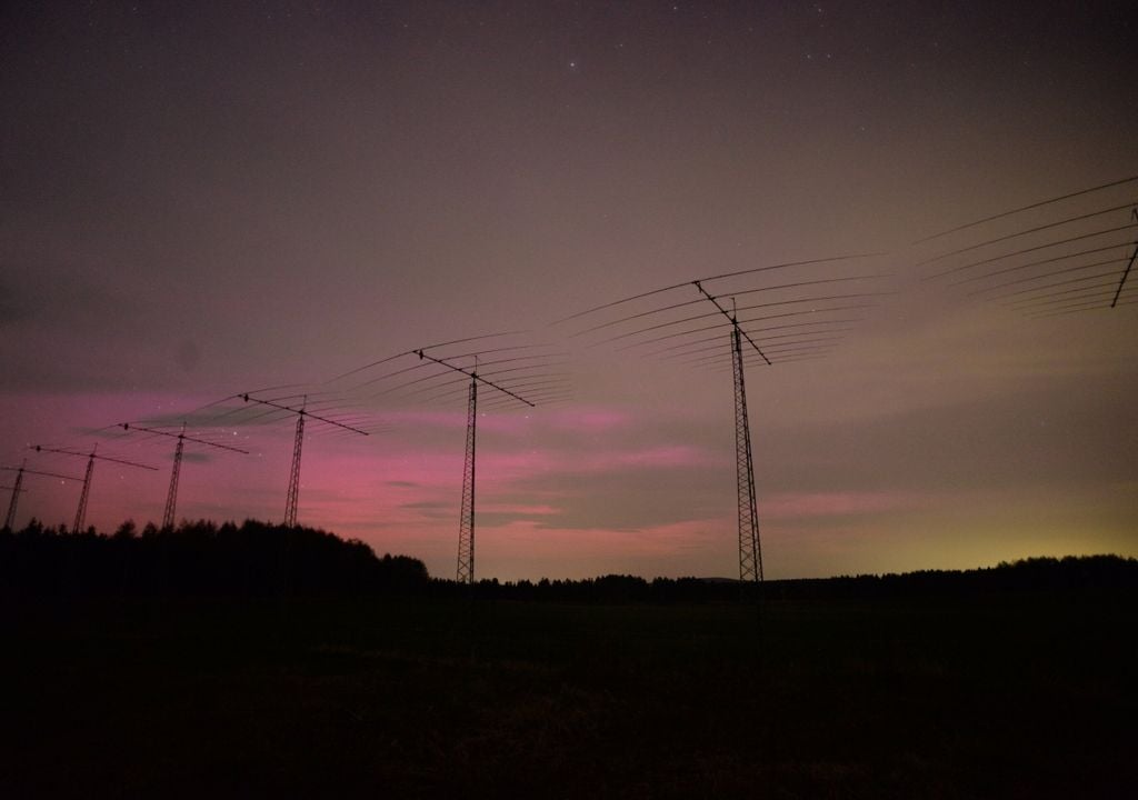 Una rara aurora de baja latitud fotografiada en Rikubetsu, Japón, durante la supertormenta geomagnética de mayo de 2024, la más fuerte en más de 20 años Una rara aurora de baja latitud fotografiada en Rikubetsu, Japón, durante la supertormenta geomagnética de mayo de 2024, la más fuerte en más de 20 años