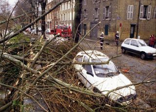 La tempête Ciarán attendue en France dès demain : des similitudes avec les tempêtes Lothar et Martin de décembre 1999 ?