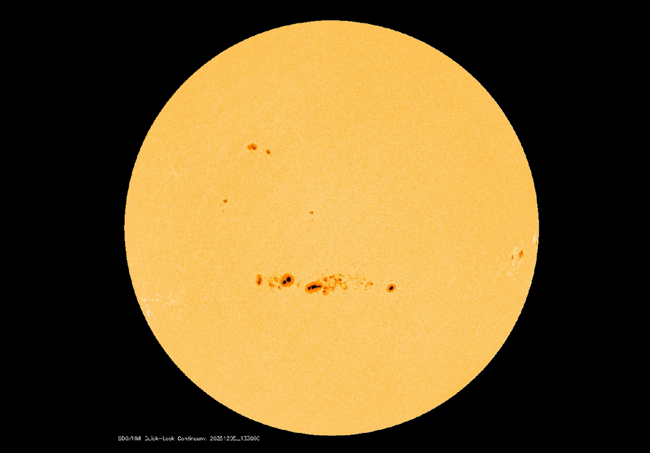 Due enormi regioni attive, la AR14294 e AR14296, stanno raggiungendo il centro del disco solare. Se dovessero "brillare" saremmo investiti da plasma coronale. Credit: SDO