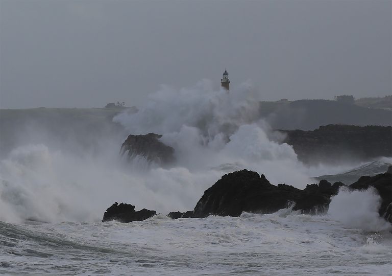 Faro de la isla de Mouro, situada frente a la península de la Magdalena, en la boca de la bahía de Santander, Cantabria. Faro de la isla de Mouro, situada frente a la península de la Magdalena, en la boca de la bahía de Santander, Cantabria.
