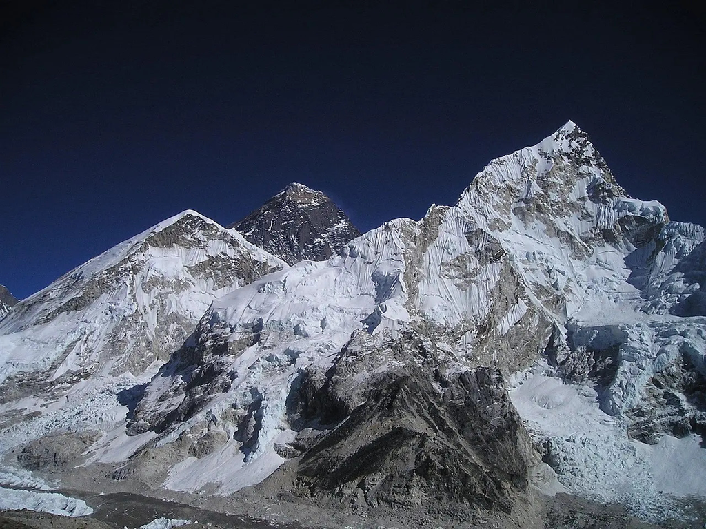 Imagen de la cordillera del Himalaya. Las placas continentales chocan para formar grandes cadenas montañosas como el Himalaya.