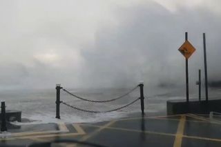 La tormenta Diana provocó olas gigantes en Irlanda