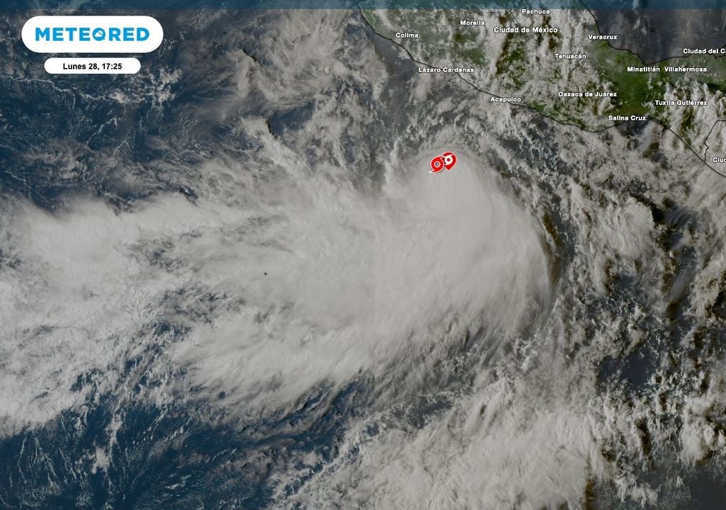 La imagen satelital, muestra la nubosidad convectiva asociada a la circulación de "Rachel".
