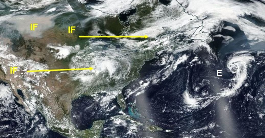 Imagen de satélite en color natural del 15 de agosto de 2018 con los elementos citados en el texto: E, Ernesto; IF, principales incendios forestales en Canadá y EEUU.