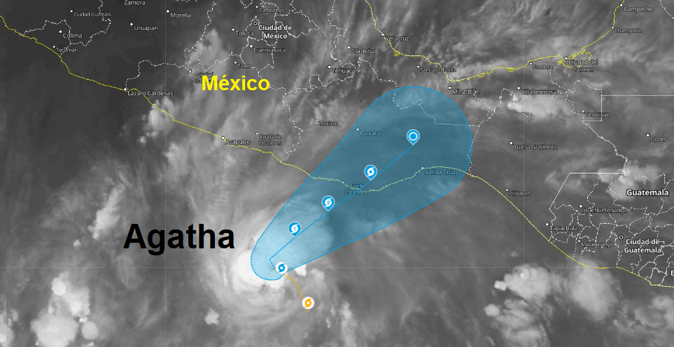 La tormenta tropical Agatha intensificándose a huracán
