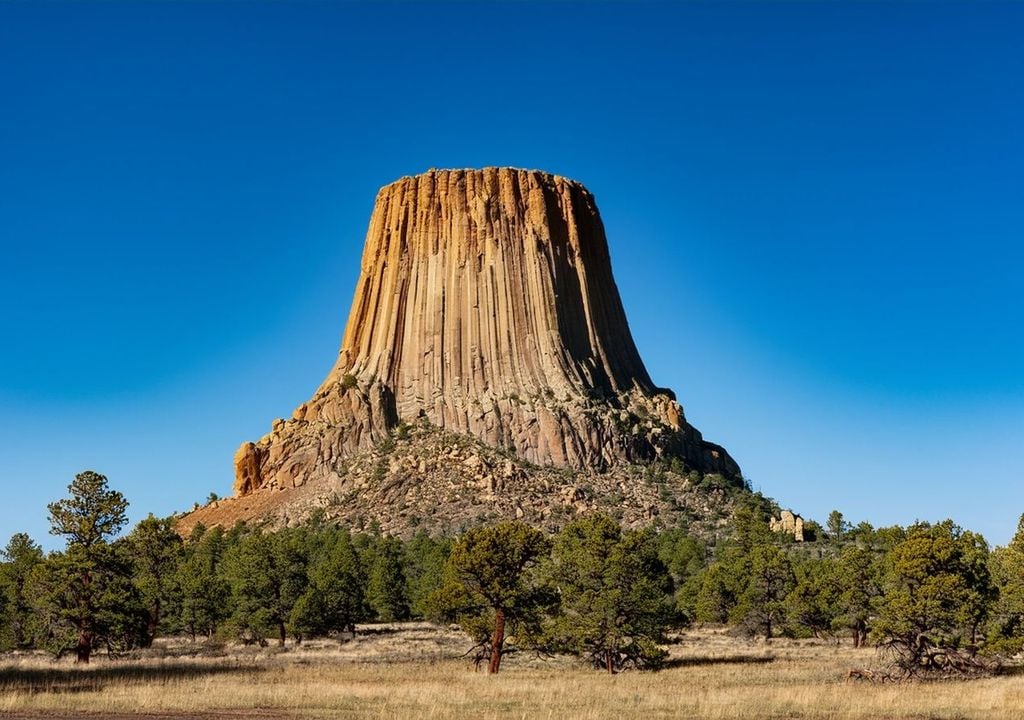 La Torre del Diavolo con la sua forma cilindrica e le colonne esagonali che ne solcano le pareti come venature di un antico albero pietrificato.