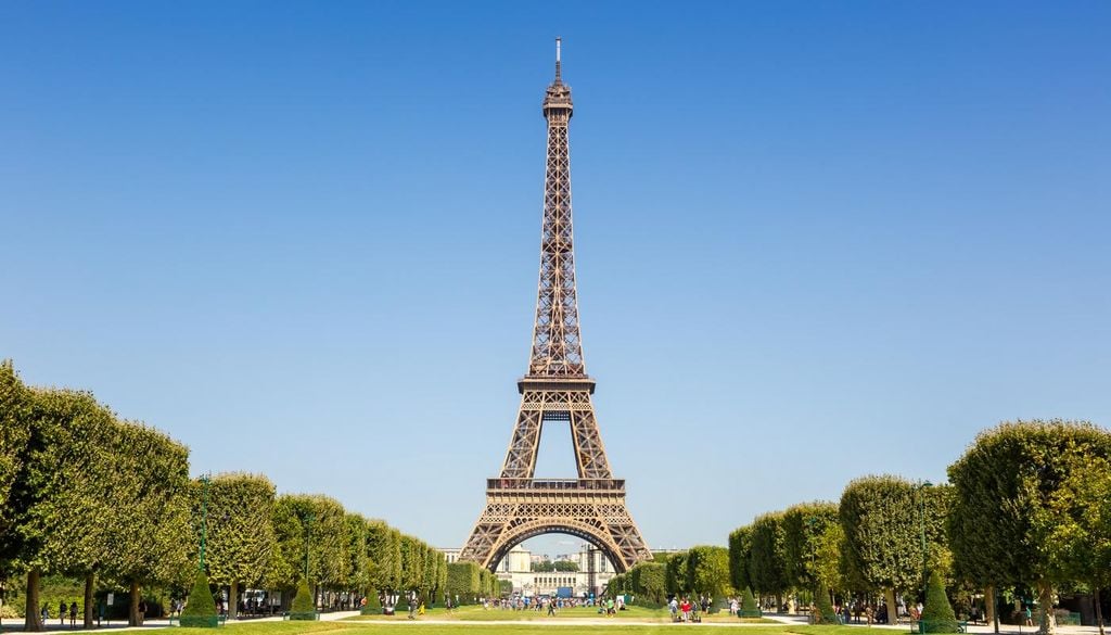 Torre Eiffel La Torre Eiffel aumenta unos milímetros de altura durante los meses calurosos y pierde esa longitud cuando bajan las temperaturas.