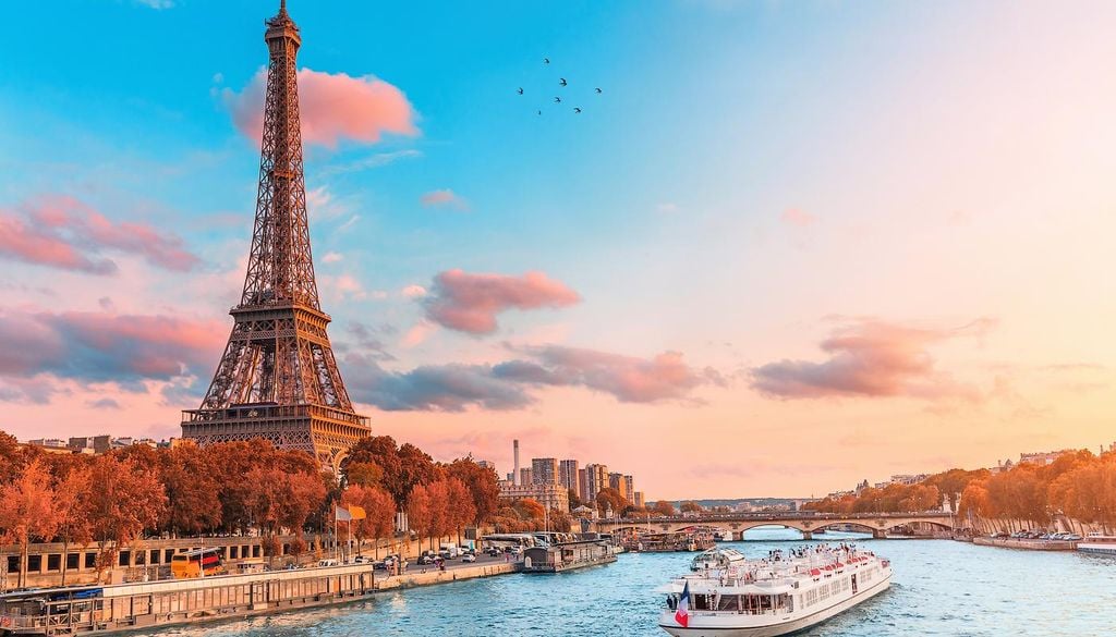 Torre Eiffel La Torre Eiffel puede desviarse hasta dibujar un recorrido de 15 centímetros de diámetro en su extremo superior debido al calentamiento desigual de sus cuatro caras.